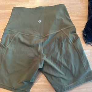 Green lululemon biker shorts w pockets